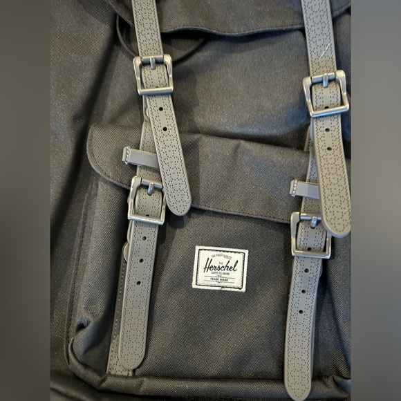 Black Herschel backpack barely used excellent condition - Picture 2 of 7
